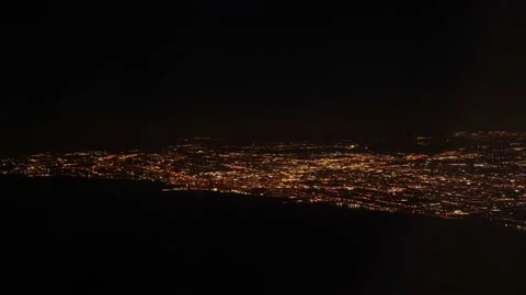 Night lights of Chicago while flying over in commercial plane, handheld Vídeos de archivo 165381281