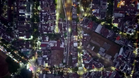 Night lights glow over dense urban streets 库存影片 346914686