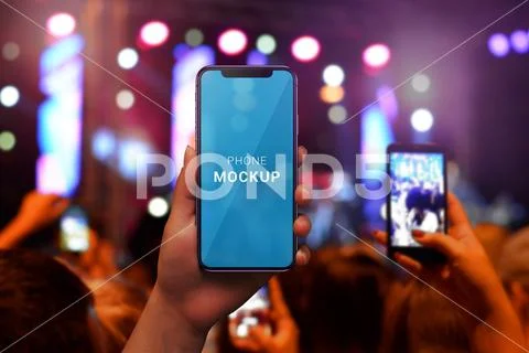 Night lights phone mockup in woman hands. Music concert mockup PSD-Vorlage