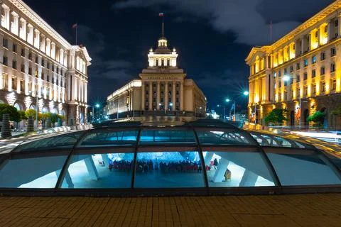Night lights of Sofia city centre architecture, famous buildings Fotos de archivo