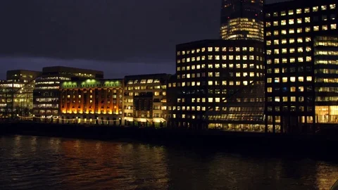 Night, lit up buildings on the edge of River Thames. Stock-Footage 82804512