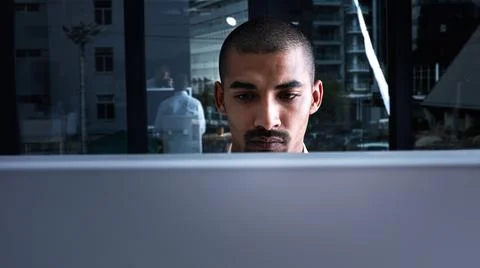 Night, man and programming in office with computer, software development an.. Foto stock