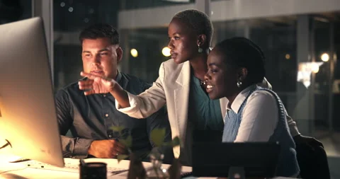 Night, manager and staff with computer in office, feedback meeting or tips to Stock Footage 319751201