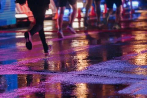 Night marathon runners crowd in the rain, sportsmen participants start runn.. Foto stock