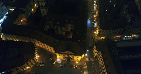 Night panorama of Prague, Panoramic view from the air to St. Vitus Cathedral in Vidéo 83690243