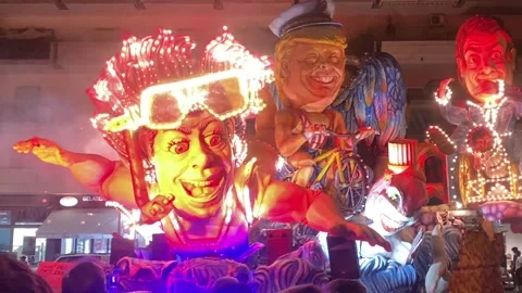 Night Parade of "C'è Posta Per Te" Carnival Float in Acireale Stockbeeldmateriaal 346561809