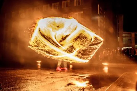 Night performance fire show in front of a crowd of people on the street in Ru Foto stock