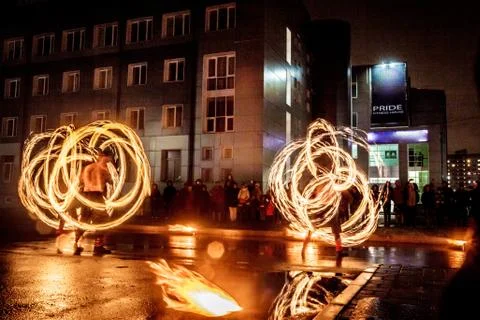 Night performance fire show in front of a crowd of people on the street in Ru Foto stock