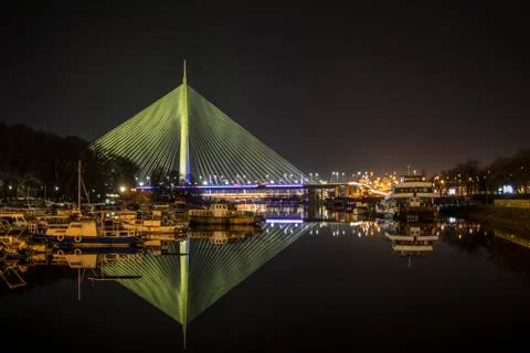 Night picture of the bridge on the ada with reflection in the clear water whi Foto stock