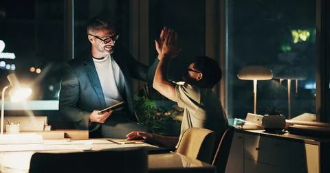 Night, programmer meeting and high five for feedback, success and overtime work Foto stock