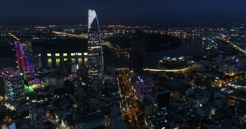 Night River Bend Behind the Lit Bitexco Financial Tower Vídeo Stock 71654812