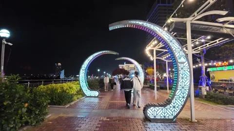 Night riverside promenade circular patterned light arches, string — Da Nang Vidéo 347670522