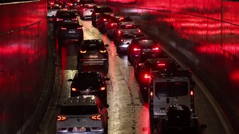 Night scene with hellish traffic jam on a rainy autumn day in Bucharest. 스톡 동영상 322182060