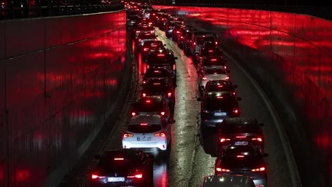 Night scene with hellish traffic jam on a rainy autumn day in Bucharest. 스톡 동영상 322182068