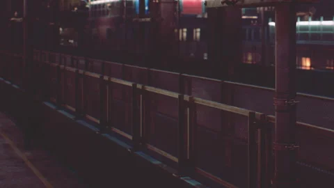Night scene at a quiet train station with an empty platform Vídeos de archivo 344397144