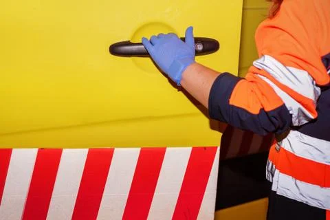Night scene of an unrecognizable Paramedic at work, opening Ambulance door Foto stock