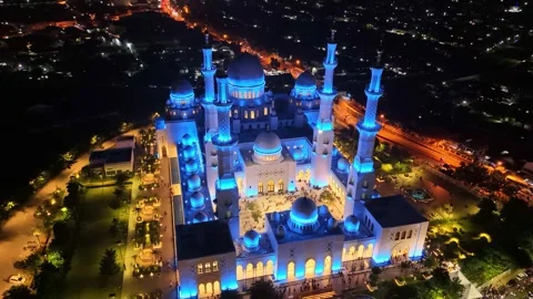 Night scenery of illuminated mosque with dome and minarets. Sheikh Zayed Grand Stock Footage 303825833