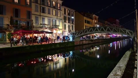 Night Scenes - Ancient arched bridge over the Navigli of Milan Vídeo Stock 262637932