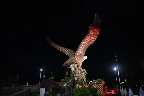 Night side view of Langkawi Eagle Monument Foto stock