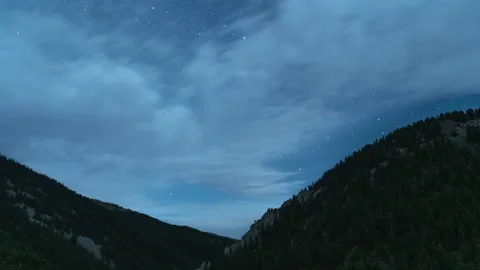 Night sky and clouds moving in mountains 스톡 동영상 167570733