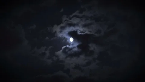 Night sky with clouds glowing from full moon and partly covering it Vídeo Stock 115840907