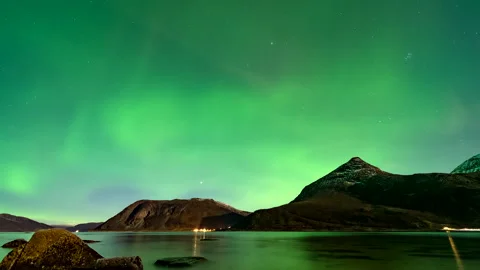 Night Sky Displays, Celestial Atmosphere, Magical Scenery, Green Light Stock-Footage 321727704