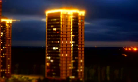 Night sky, fast-running clouds against the background of an apartment building 库存影片 131877139