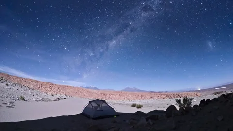 Night sky star timelapse with tent in atacama desert, San Pedro de Atacama 動画素材 79570004