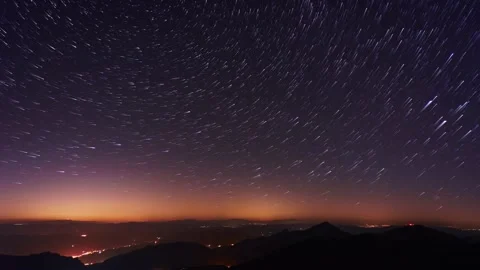 Night Sky Timelapse of Star Trails over Mountain Horizon Video stock 326203531