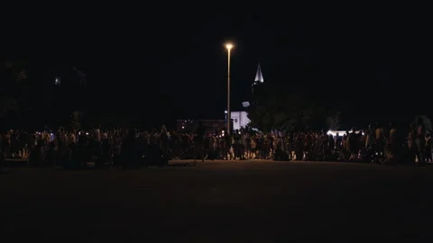 Night street performance on waterfront square Vídeo Stock 340623424