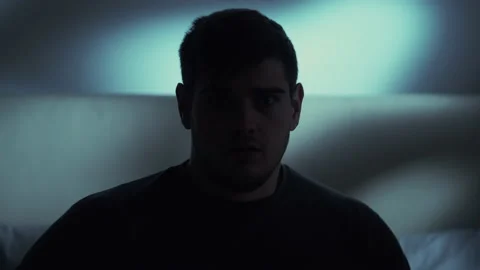 Night terror bad dream scared man nightmare in bed Vidéo 154094554