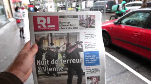 Night terror in Vienna Austria when a lone gunman opened fire with an automatic Vidéo 142576376