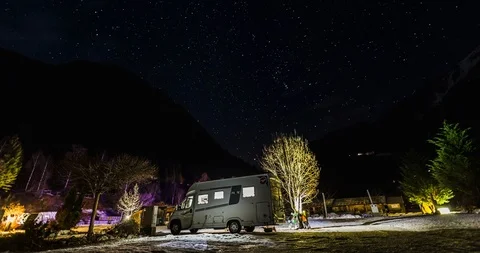 Night time-lapse with a camper in winter, Pitztal Austria Video stock 123722333