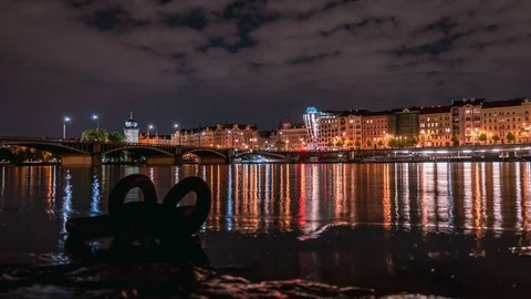 Night time lapse of the Dancing house reflection in the river of Prague 4k 스톡 동영상 88954673