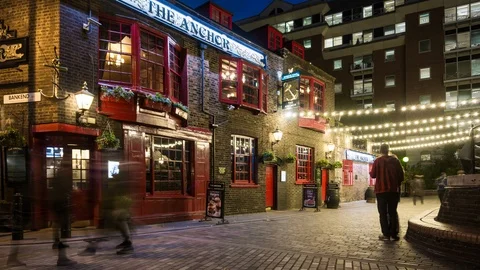Night time lapse of the famous Anchor Bankside pub in the London Borough of Stock Footage 107680552