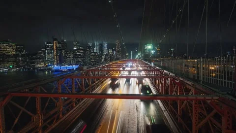 Night time lapse of Manhattan skyline and traffic on Brooklyn bridge in New.. Vídeos de archivo 334552147