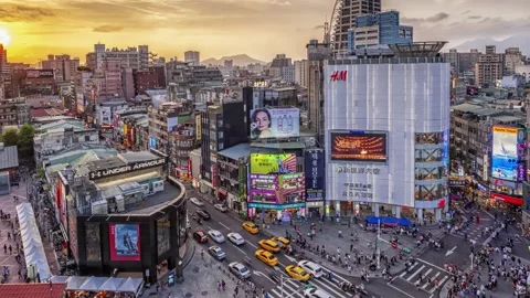 Night Time-lapse People crowd and traffic in Ximending shopping district, Taipei Video stock 152496459