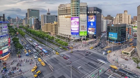 Night Time-lapse People crowd and traffic in Ximending shopping district, Taipei Stockbeeldmateriaal 152496463