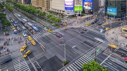 Night Time-lapse People crowd and traffic in Ximending shopping district, Taipei Vídeos de archivo 152496786