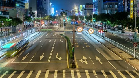 Night Time-lapse People crowd and traffic in Ximending shopping district, Taipei Vídeos de archivo 152497371