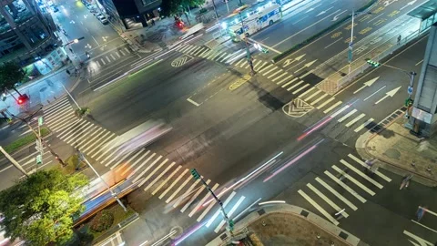 Night Time-lapse People crowd and traffic in Ximending shopping district, Taipei Vídeos de archivo 152497499