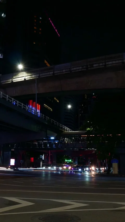 Night Time Lapse at Sala Daeng Intersection. Stock Footage 316819349