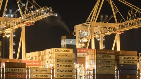 Night time lapse. Stacking containers loading and unloading on a huge cargo ship Stockbeeldmateriaal 138883794