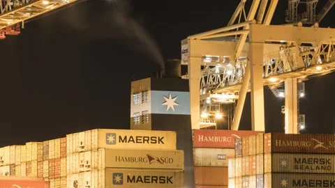 Night time lapse. Stacking containers loading and unloading on a huge cargo ship Video stock 138883810