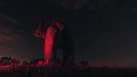 Night Time lapse statue of soldier holding sword on Didgori mount - histori.. Stock-Footage 282789890