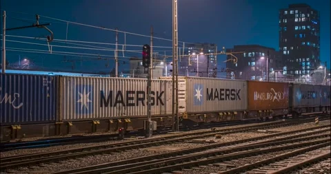 Night time lapse of the train arrivals and departures Stockbeeldmateriaal 169085165