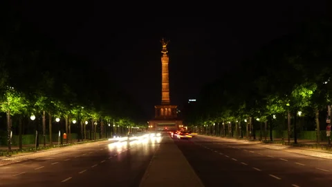Night time lapse of the victory column in downtown Berlin 動画素材 241236621
