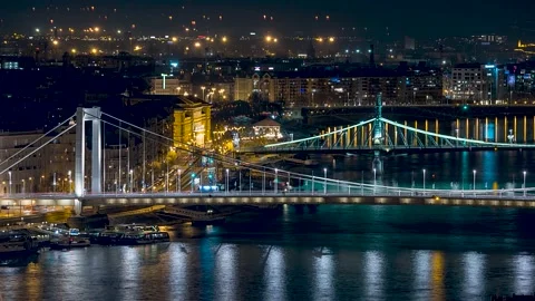 Night time lapse view of the famous bridges over the river Danube in Budapest Video stock 170372494
