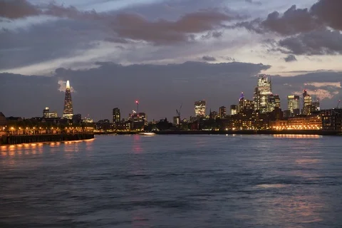 Night time lapse view over the river Thames to the skyline of London, UK 库存影片 108390056