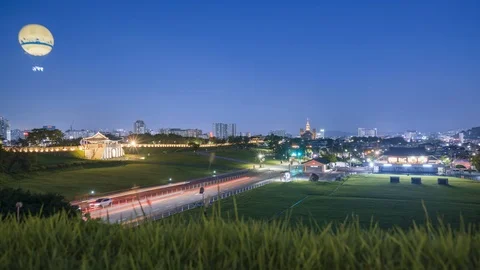 Night time lapse view of traffic with the balloon at Suwon Hwaseong Fortress. Stock Footage 127028913